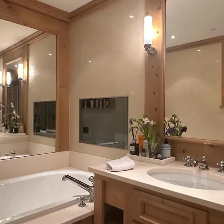 Luxurious Alpine Flat With Amenities Гштад