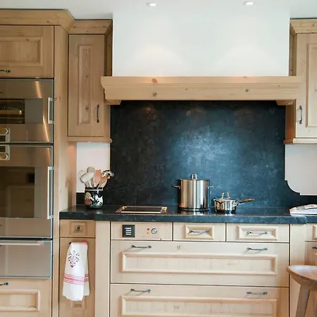 Апартаменты Luxurious Alpine Flat With Amenities Гштад